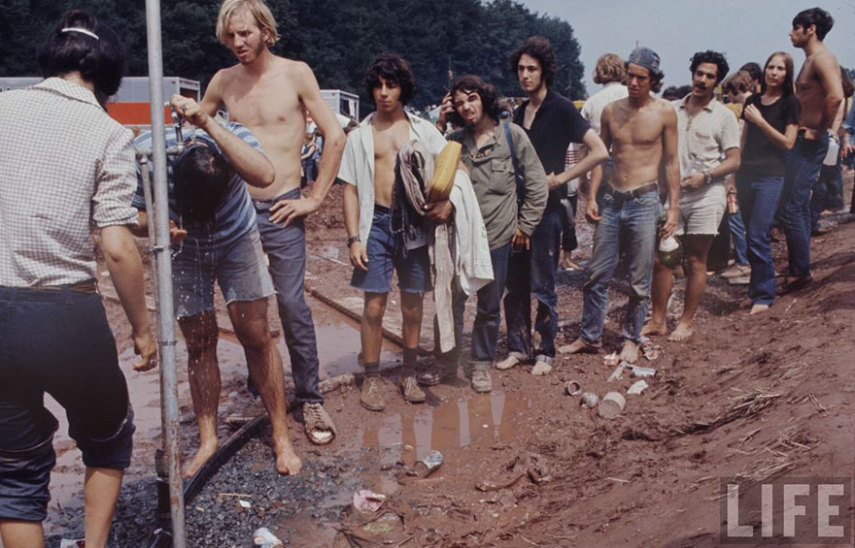 O site Bored Panda recuperou um ensaio que a extinta revista Life publicou sobre o lendário festival de Woodstock, nos Estados Unidos, em 1969