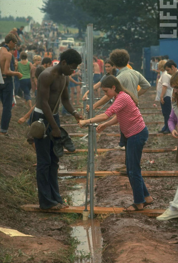 O site Bored Panda recuperou um ensaio que a extinta revista Life publicou sobre o lendário festival de Woodstock, nos Estados Unidos, em 1969