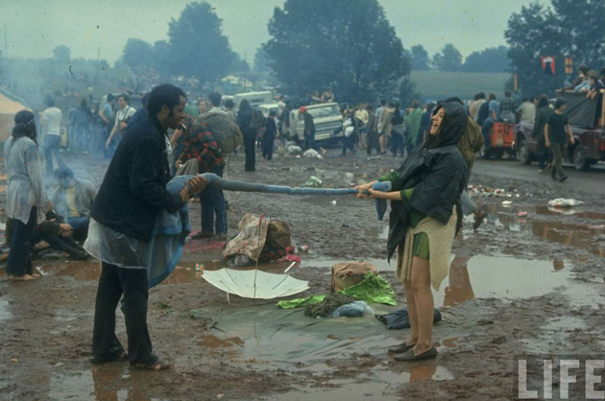 O site Bored Panda recuperou um ensaio que a extinta revista Life publicou sobre o lendário festival de Woodstock, nos Estados Unidos, em 1969