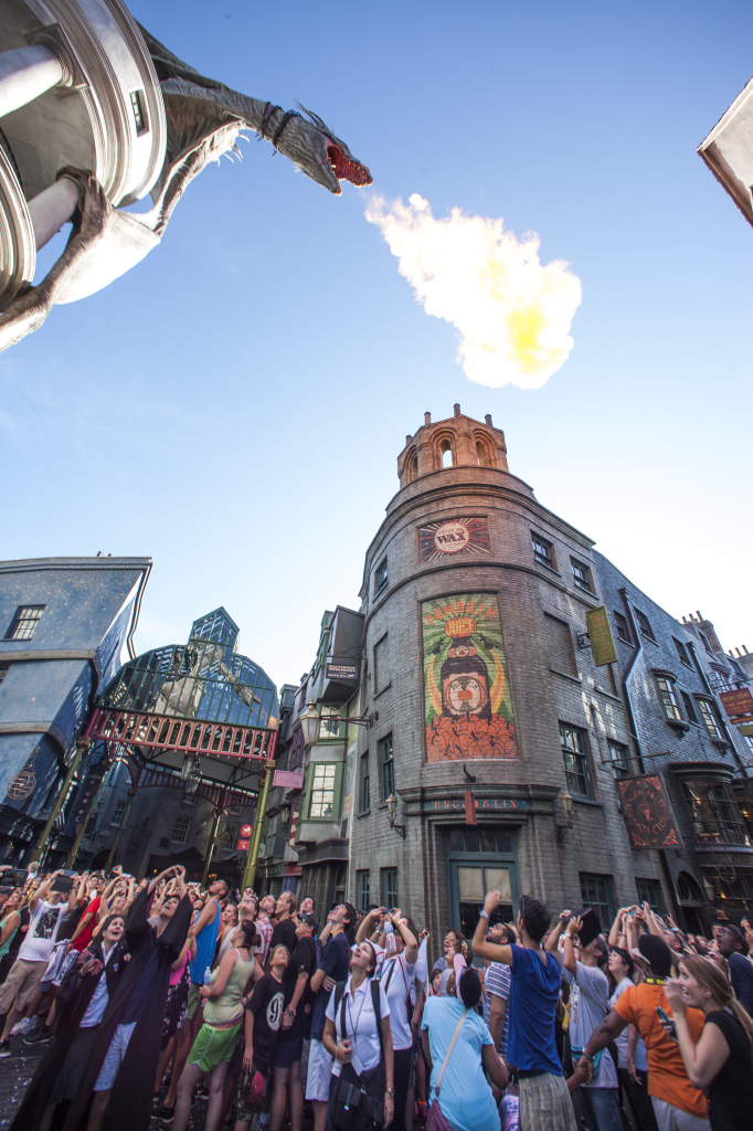 Já O Mundo Mágico de Harry Potter: Beco Diagonal está localizado no Universal Studios Florida e tem o dobro da grande área dedicada às aventuras de Harry Potter no Universal Orlando. Para viajar entre “Londres” e o Diagon Alley no Universal Studios e Hogsmeade no Islands of Adventure, os visitantes podem embarcar no Hogwarts Express – assim como Harry e seus amigos. A viagem faz um tour pelo interior da Inglaterra, pontuado por encontros com criaturas mágicas.