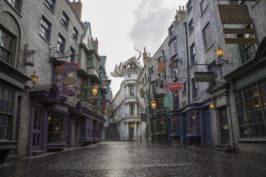 Ao final do Diagon Alley, um dragão de mais de 180 metros que cospe fogo está sentado no topo da torre de entrada do Gringotts bank – que hospeda o Harry Potter and the Escape from Gringotts, uma viagem 3-D de última geração. A atração revolucionária proporciona aos visitantes um momento eletrizante quando Harry, Ron e Hermione invadem o Gringotts bank.