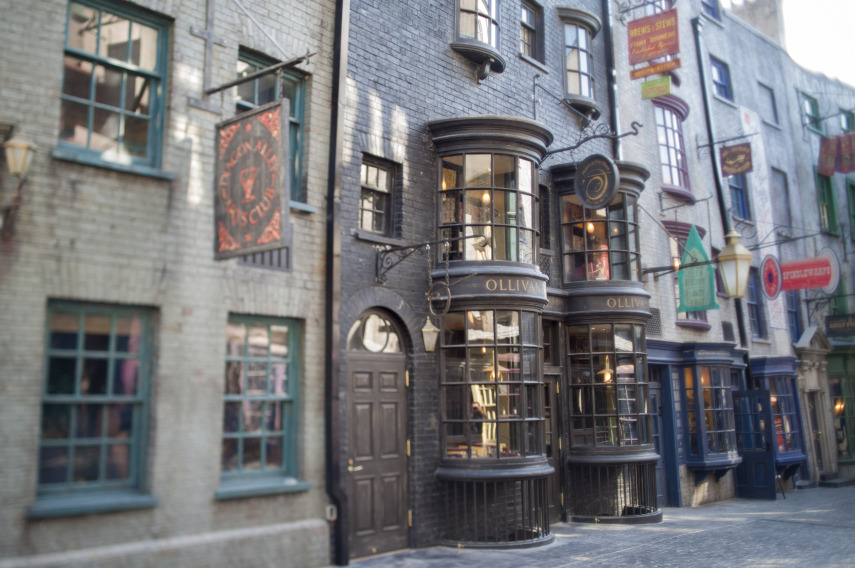 “The Wizarding World of Harry Potter – Diagon Alley vai além de tudo o que já fizemos”, declarou Mark Woodbury, presidente do Universal Creative, na ocasião do lançamento. “Desde a revolucionária atração no Gringotts bank até o clássico Hogwarts Express e os tijolos dos arcos do Diagon Alley – cada detalhe é o mais autêntico possível, proporcionando uma experiência completamente imersiva aos nossos visitantes”.