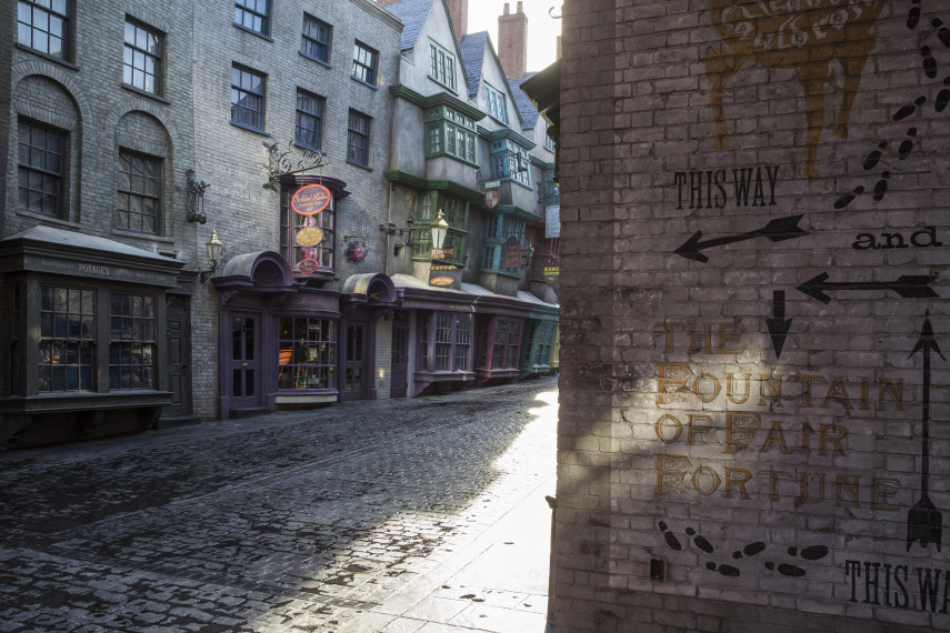 The Wizarding World of Harry Potter - Diagon Alley,  inaugurado em junho de 2014. Restaurantes: Leaky Cauldron (com deliciosos pratos típicos britânicos) e Florean Fortescue's Ice-Cream Parlour (sorveteria com sabores especiais); Lojas: Ollivanders (a famosa loja de varinhas); Weasleys’ Wizard Wheezes (doces, artigos para mágicas e brinquedos); Borgin and Burkes (loja com artigos como caveiras, máscaras e outros6 itens sinistros); Magical Menagerie (bichinhos de pelúcia) e Madam Malkin’s Robes for all Occasions (uniformes e roupas típicas dos bruxinhos).