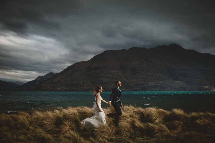 Destination wedding é quando os noivos escolhem uma cidade diferente da que vivem para realizar a cerimônia de casamento. Geralmente, é para poucas pessoas, apenas família e amigos mais próximos. Algumas pessoas preferem algo ainda mais intimista: só o noivo e a noiva