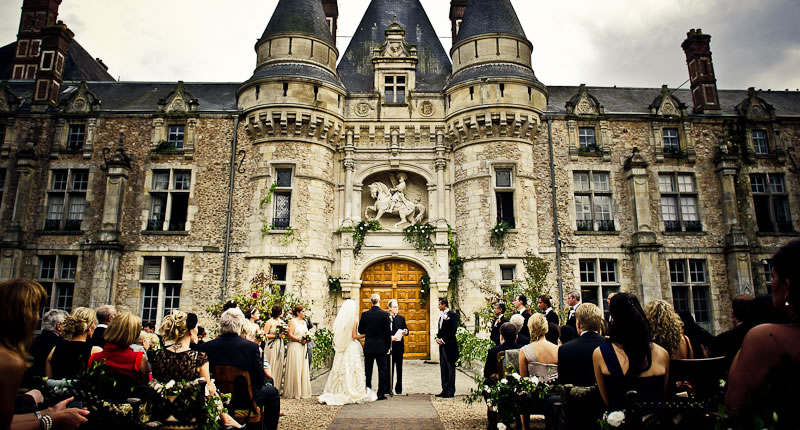 Destination wedding é quando os noivos escolhem uma cidade diferente da que vivem para realizar a cerimônia de casamento. Geralmente, é para poucas pessoas, apenas família e amigos mais próximos. Algumas pessoas preferem algo ainda mais intimista: só o noivo e a noiva