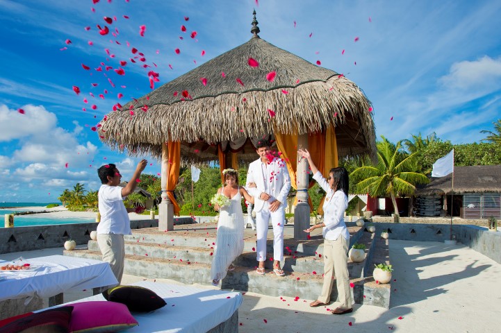 Destination wedding é quando os noivos escolhem uma cidade diferente da que vivem para realizar a cerimônia de casamento. Geralmente, é para poucas pessoas, apenas família e amigos mais próximos. Algumas pessoas preferem algo ainda mais intimista: só o noivo e a noiva