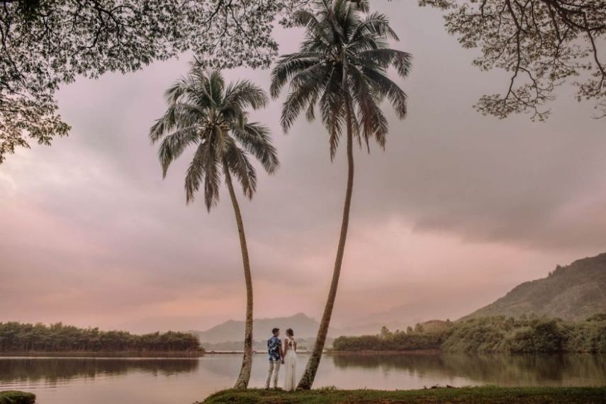 Destination wedding é quando os noivos escolhem uma cidade diferente da que vivem para realizar a cerimônia de casamento. Geralmente, é para poucas pessoas, apenas família e amigos mais próximos. Algumas pessoas preferem algo ainda mais intimista: só o noivo e a noiva