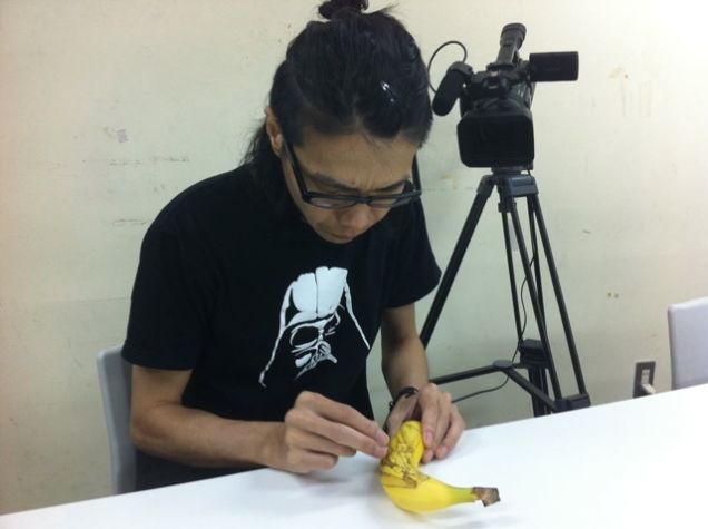 Tatuagens em bananas deixam japonês famoso