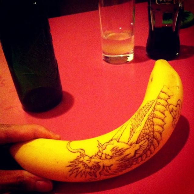 Tatuagens em bananas deixam japonês famoso