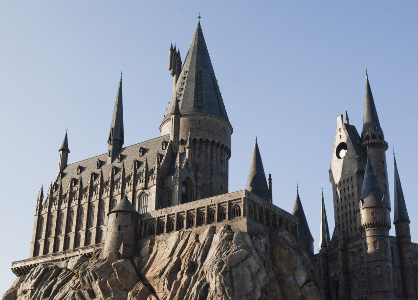 Inspirado pelas histórias e personagens de J.K. Rowling, O Mundo Mágico de Harry Potter traz  atrações temáticas, lojas e restaurantes, fiéis aos filmes e livros.