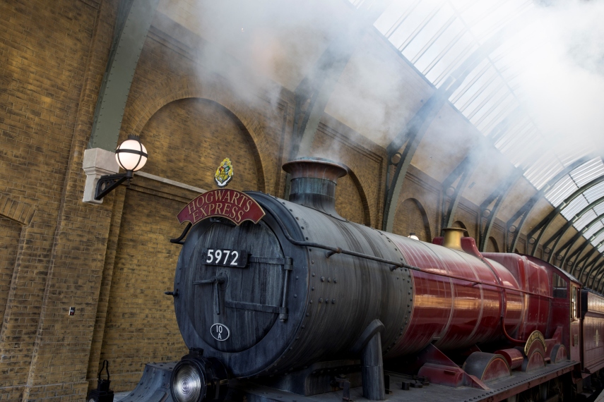 Os visitantes chegam à King’s Cross Station, onde está a plataforma mágica 9 3/4. Em Londres, eles passam pelos arcos com parede de tijolos do Diagon Alley e um movimentado ponto de encontro de bruxos. Eles podem explorar lojas, opções de alimentação e muito mais.