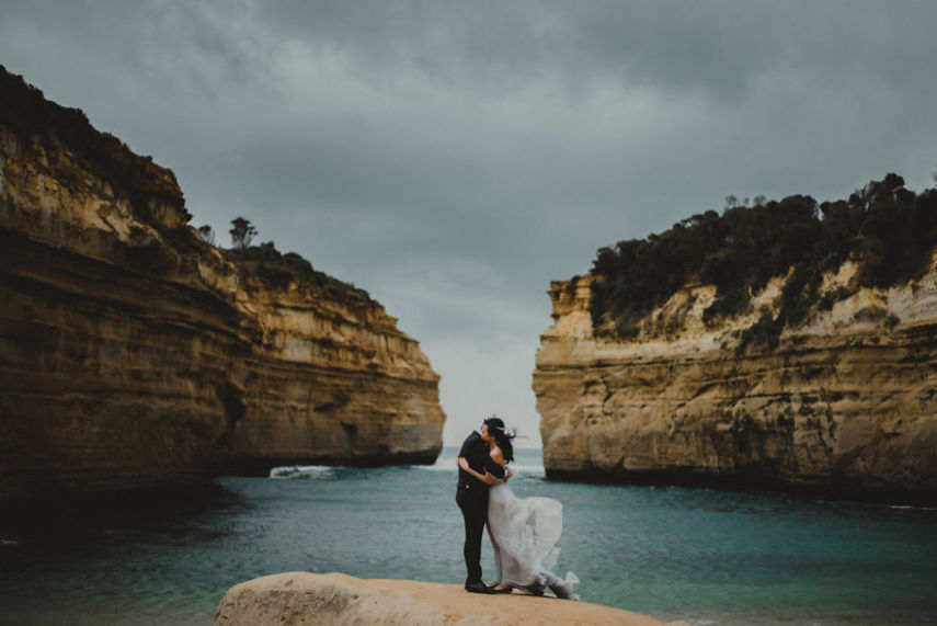 Destination wedding é quando os noivos escolhem uma cidade diferente da que vivem para realizar a cerimônia de casamento. Geralmente, é para poucas pessoas, apenas família e amigos mais próximos. Algumas pessoas preferem algo ainda mais intimista: só o noivo e a noiva