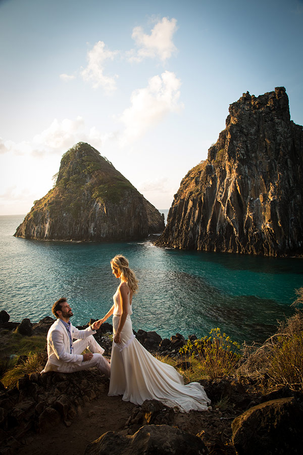 Destination wedding é quando os noivos escolhem uma cidade diferente da que vivem para realizar a cerimônia de casamento. Geralmente, é para poucas pessoas, apenas família e amigos mais próximos. Algumas pessoas preferem algo ainda mais intimista: só o noivo e a noiva