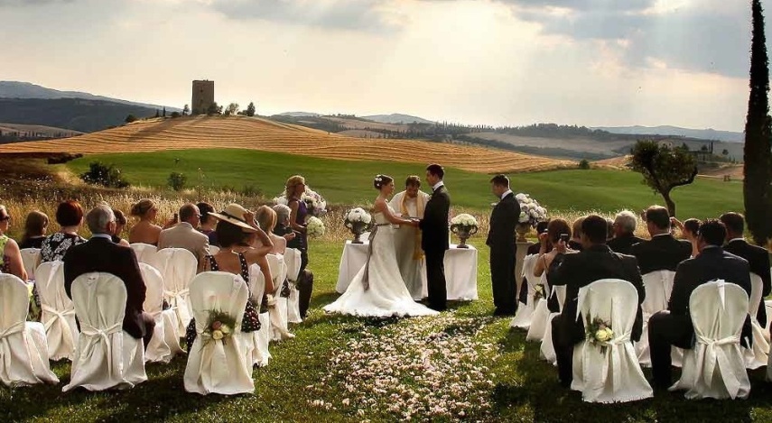 Destination wedding é quando os noivos escolhem uma cidade diferente da que vivem para realizar a cerimônia de casamento. Geralmente, é para poucas pessoas, apenas família e amigos mais próximos. Algumas pessoas preferem algo ainda mais intimista: só o noivo e a noiva