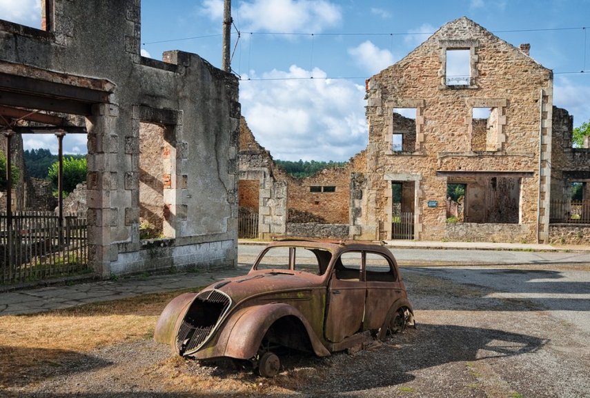 Em junho de 1944, os 642 habitantes da vila foram massacrados pelas tropas nazistas. Com o fim da guerra, Oradour-sur-Glane se transformou em um memorial intocado dos horrores daquela época, por ordem de Charles de Gaulle, ex-primeiro ministro francês.