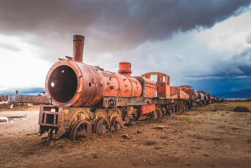 No fim do século 19, a cidade andina de Uyuni funcionava como um centro de abastecimento e distribuição para trens que iriam descarregar minérios nos portos do pacífico. Com o colápso desta indústria, em 1940, as estações ferroviárias começaram a ruir, com o abandono de inúmeros trens em Uyuni. É uma das grandes atrações da cidade.