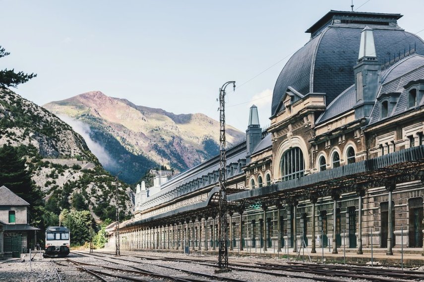 Pensada como um acesso entre França e Espanha, a estação Canfranc fora construída no alto dos Pirineus, com arquitetura no estilo noveau. Ela começou a perder movimento em 1970, quando uma linha ferroviária do lado francês entrou em colapso, sem ser reconstruída ou recuperada. Um trem ou outro ainda passa por lá.