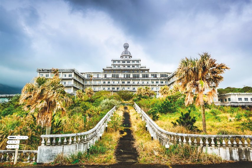 Eis o resultado de um estabalecimento sem hóspedes ou jardineiros para dar aquele acerto nas plantinhas. O Hachijo Royal Hotel foi inaugurado em 1963, quando Hachijojima, ilha vulcânica localizada ao sul de Tóquio, era conhecida como o 