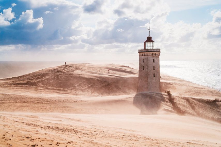 O farol foi construído no topo de uma colina em 1900, com o encerramento das operações em 1968. Com a erosão contínua do solo e a movimentação das dunas de areia da região, é esperado que o farol não suporte o abalo da colina e caia no mar até 2023.