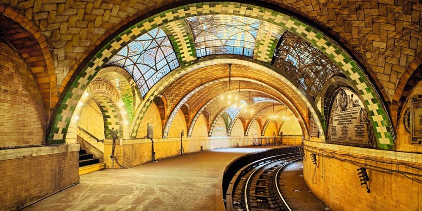 A estação seria o grande marco da inauguração do novo sistema de metrô, em 1904. Apesar da bela arquitetura, a plataforma com curvas acentuadas acabou impossibilitando a parada dos trens. A estação parou de funcionar oficialmente em 1945.
