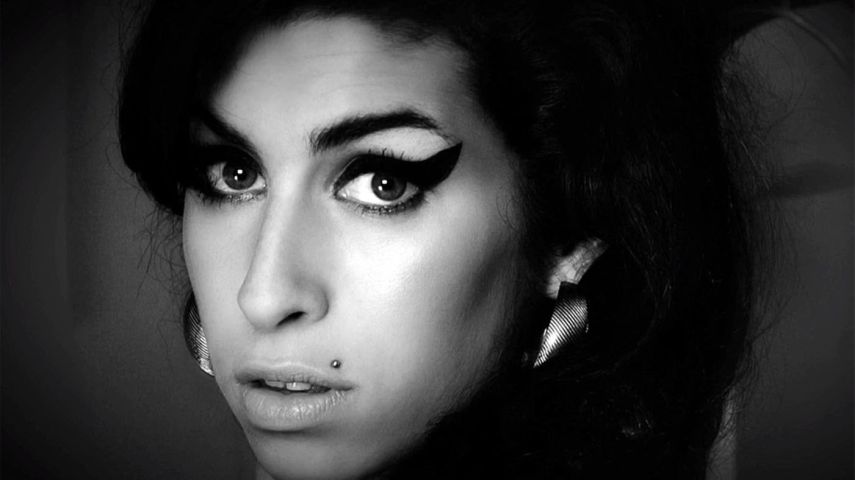Amy Winehouse morreu aos 27 anos, inesperadamente. Ela foi encontrada em sua casa, em Londres. Segundo laudos, ela morreu por excesso de álcool