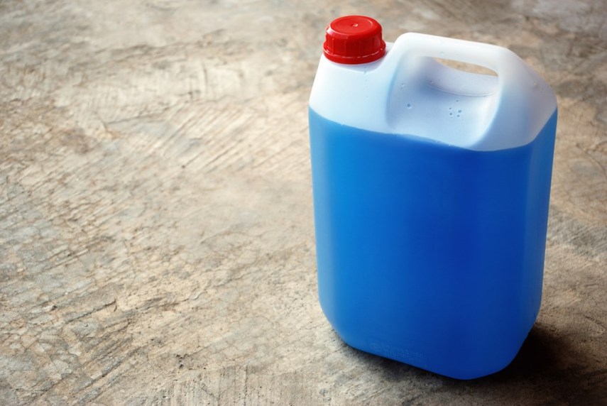 Provavelmente, você vai encontrar esse ingrediente listado como propilenoglicol. Ela, geralmente, é usada em radiadores, mas saiba que você também come isso.  O propilenoglicol é menos tóxico do que etilenoglicol, que é um produto similar. Ele é encontrado em molhos para saladas, por exemplo, para deixá-los menos líquidos