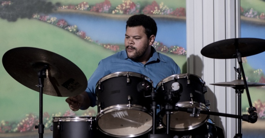 Babu Santana toca bateria