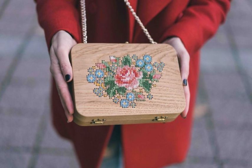 A Grav Grav é uma marca de bolsas de madeira que tem sede em Istambul, na Turquia