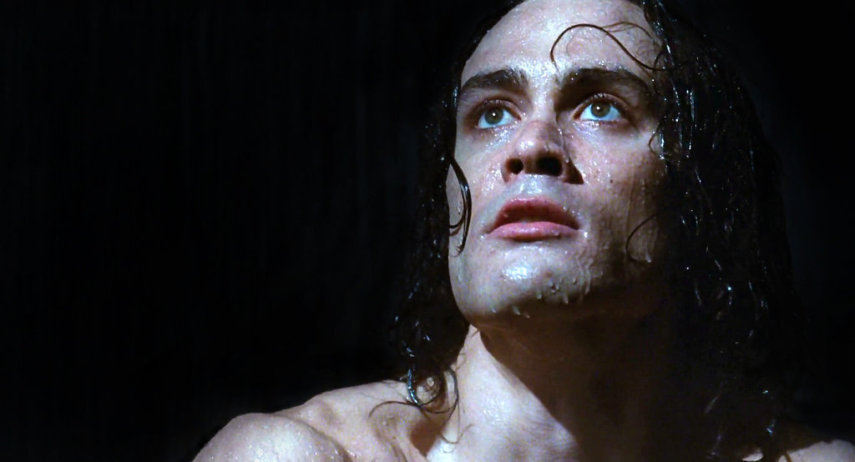 Brandon Lee, filho da lenda das artes marciais Bruce Lee, morreu aos 28 anos. Ele morreu acidentalmente ao ser atingido por um tiro enquanto filmava O Corvo, em 1993