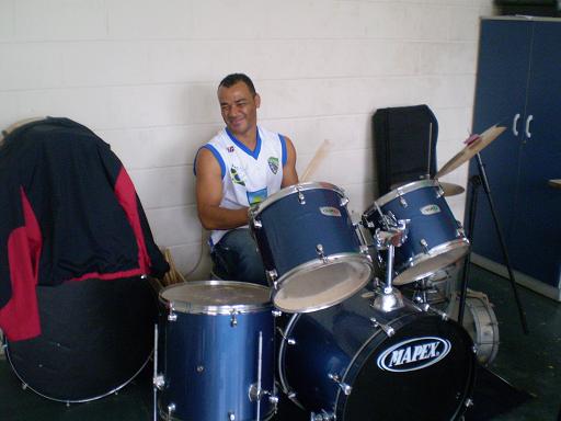 Cafu toca bateria