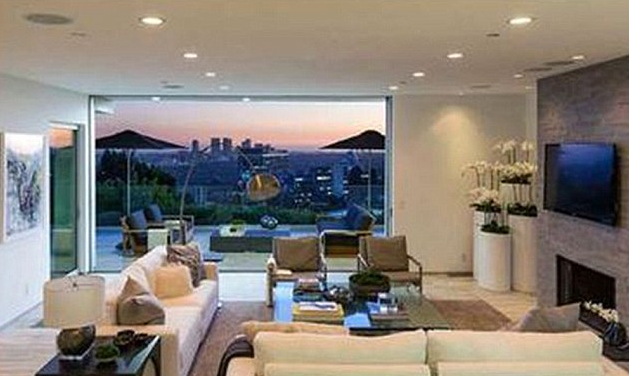 Harry Styles vendeu sua antiga casa, localizada em Beverly Hills, por pouco mais de 3 milhões de dólares, e comprou uma baita mansão em West Hollywood, no sul da Califórnia, no valor de US$ 6,87 milhões, que, em reais,  beira os 20 milhões. O novo lar do cantor do One Direction tem academia, cozinha gourmet, cineminha, piscina, muitas suítes luxuosas e vistas incríveis para os arredores de Los Angeles.