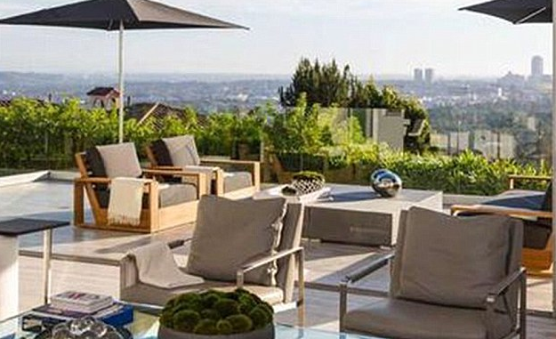 Harry Styles vendeu sua antiga casa, localizada em Beverly Hills, por pouco mais de 3 milhões de dólares, e comprou uma baita mansão em West Hollywood, no sul da Califórnia, no valor de US$ 6,87 milhões, que, em reais,  beira os 20 milhões. O novo lar do cantor do One Direction tem academia, cozinha gourmet, cineminha, piscina, muitas suítes luxuosas e vistas incríveis para os arredores de Los Angeles.