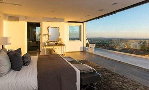 Harry Styles vendeu sua antiga casa, localizada em Beverly Hills, por pouco mais de 3 milhões de dólares, e comprou uma baita mansão em West Hollywood, no sul da Califórnia, no valor de US$ 6,87 milhões, que, em reais,  beira os 20 milhões. O novo lar do cantor do One Direction tem academia, cozinha gourmet, cineminha, piscina, muitas suítes luxuosas e vistas incríveis para os arredores de Los Angeles.