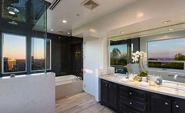 Harry Styles vendeu sua antiga casa, localizada em Beverly Hills, por pouco mais de 3 milhões de dólares, e comprou uma baita mansão em West Hollywood, no sul da Califórnia, no valor de US$ 6,87 milhões, que, em reais,  beira os 20 milhões. O novo lar do cantor do One Direction tem academia, cozinha gourmet, cineminha, piscina, muitas suítes luxuosas e vistas incríveis para os arredores de Los Angeles.