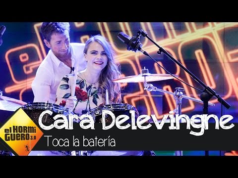 Cara Delevigne toca bateria