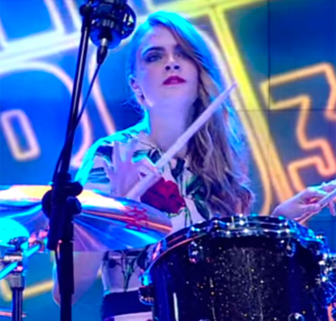 Cara Delevigne toca bateria