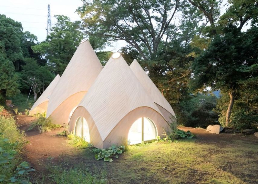  O arquiteto Issei Suma na região montanhosa de Shizuoka Prefecture, no Japão, para que duas senhoras pudessem curtir sua aposentadoria