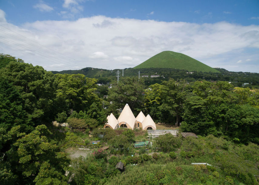  O arquiteto Issei Suma na região montanhosa de Shizuoka Prefecture, no Japão, para que duas senhoras pudessem curtir sua aposentadoria