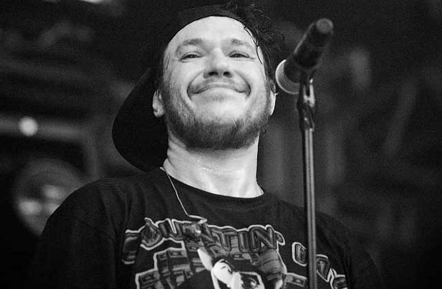 Chorão foi encontrado morto no dia 6 de março de 2013 em seu apartamento na Zona Oeste de São Paulo. O vocalista do Charlie Brown Jr sofreu uma overdose de cocaína aos 43 anos
