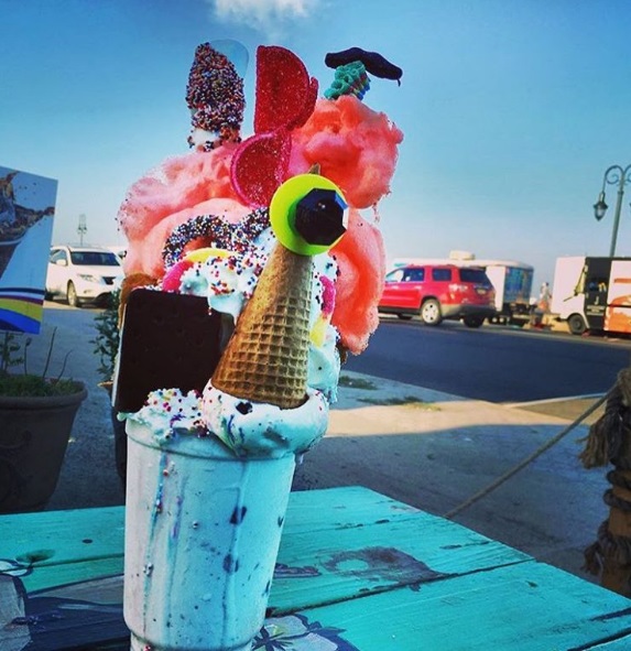 A doceria Coney Waffle, que vende muitos doces gigantescos, fica em Belmar, um distrito localizado no estado americano de New Jersey