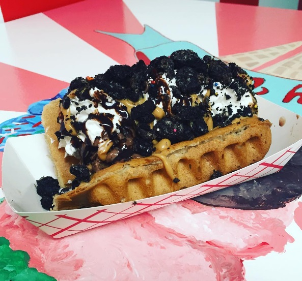 A doceria Coney Waffle, que vende muitos doces gigantescos, fica em Belmar, um distrito localizado no estado americano de New Jersey