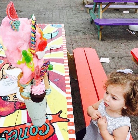 A doceria Coney Waffle, que vende muitos doces gigantescos, fica em Belmar, um distrito localizado no estado americano de New Jersey