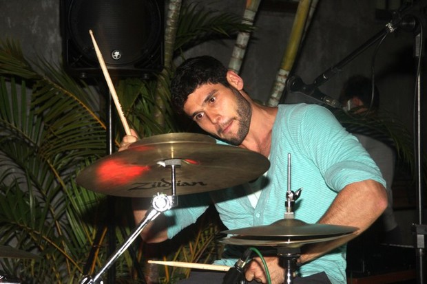 Dudu Azevedo toca bateria