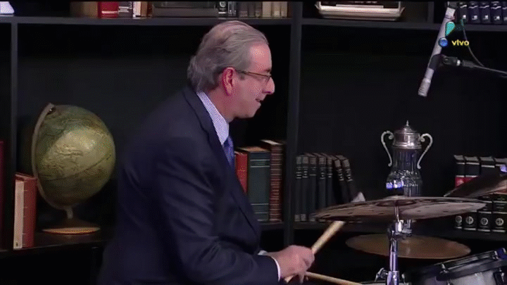 Eduardo Cunha toca bateria