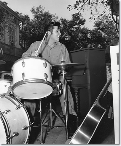 Elvis Presley toca bateria