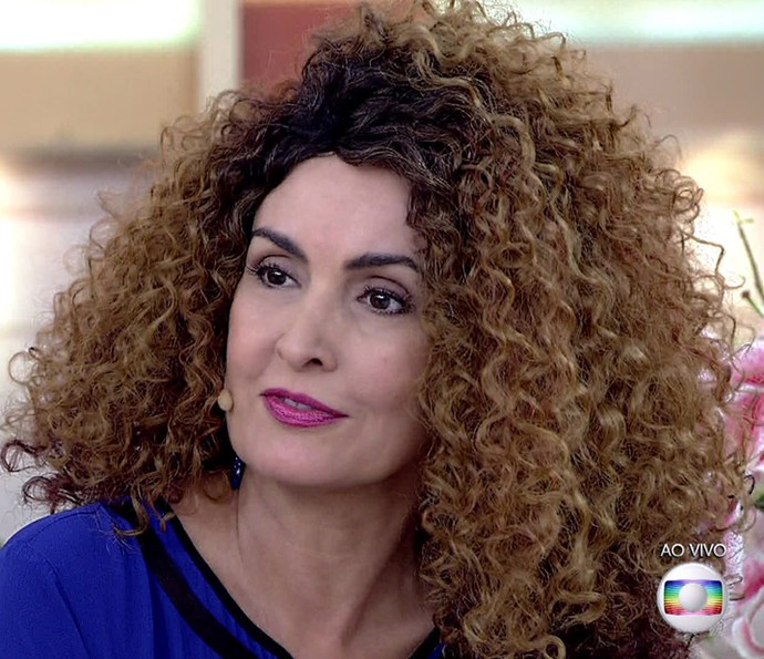 Ela topa até dá uma mudada no visu para compor o balé 