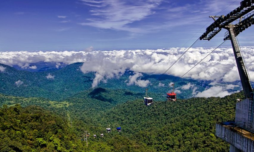 Nesse teleférico é possível ver uma floresta tropical incrível na Ásia. Ele foi aberto em 1997 e carrega 8 pessoas por vez em suas gôndolas até um resort em Genting Highlands. É o teleférico mais rápido da Ásia