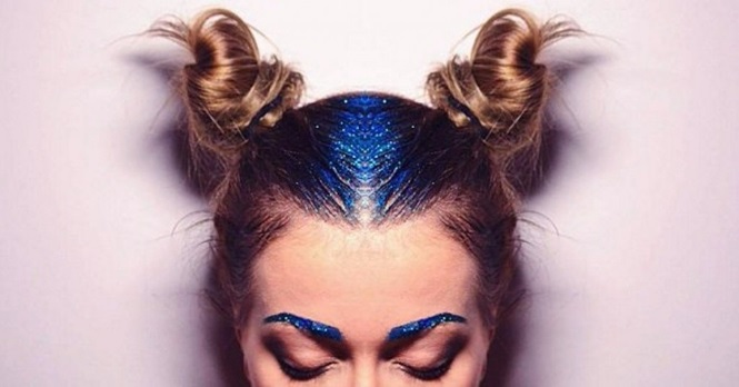 Em 2015, uma tendência dominou os blogs de moda foi o glitter na raiz do cabelo