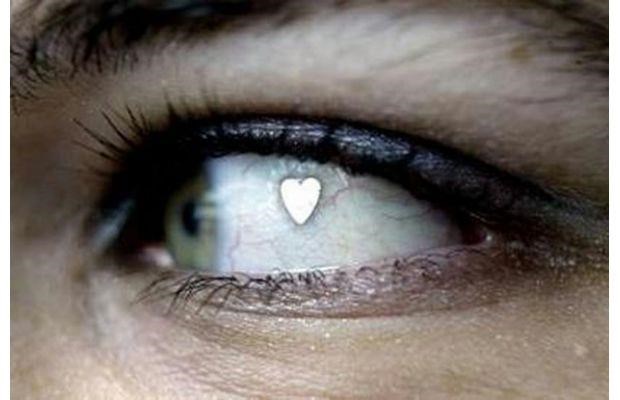 Outra variação da 'joia no olho', é o implante extraocular que também foi desenvolvido na Holanda. Trata-se de uma peça feita de liga de platina moldada em uma variedade de formas, como corações ou estrelas, que são inseridos embaixo da córnea por um oftalmologista licenciado