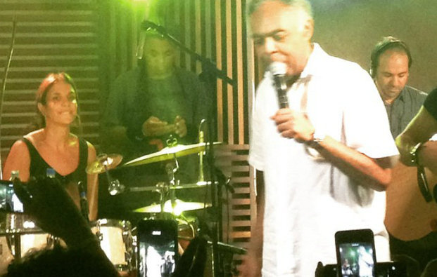 Ivete Sangalo roca bateria e acompanha GIlberto Gil